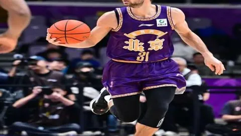 “勇攀高峰对决雷霆：无切特阵容挑战小球风，十年五小战术独步江湖，对手罕见制胜之道。”